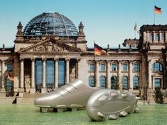 Obří kopačky před budovou Reichstagu jsou součástí kampaně "Německo - země nápadů"