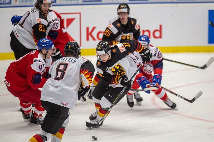 Radek Kučeřík (4), Tim Stützle (8) a  Dennis Lobach (19)  v zápase MS do 20 let Česko - Německo