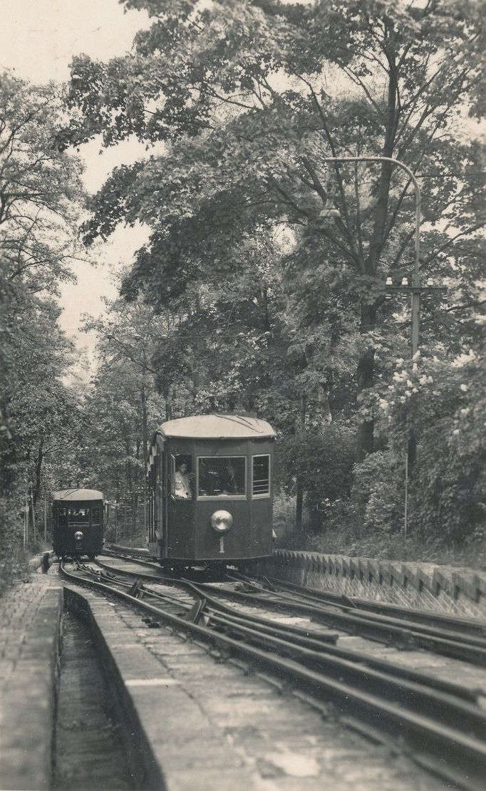 Historická fotografie lanové dráhy na Petřín