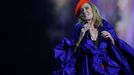 Zazpívala Róisín Murphy známá ze skupiny Moloko.