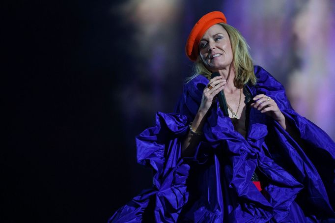 Zazpívala Róisín Murphy známá ze skupiny Moloko.