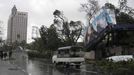 Poškozený billboard v centrálním Yangonu