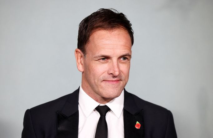 Jonny Lee Miller hraje premiéra Johna Majora