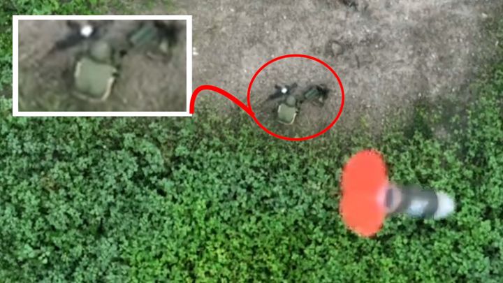 Cílem je i voják vykonávající potřebu. Ukrajinci deptají Rusy primitivní zbraní; Zdroj foto: Aktuálně.cz/twitter/Russia Ukraine Conflict