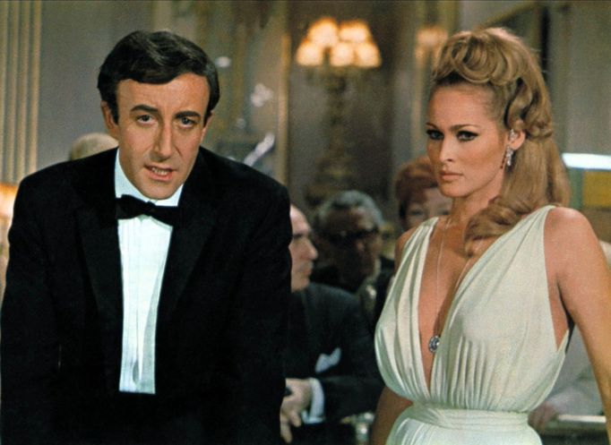Peter Sellers jako Evelyn Tremble a Ursula Andressová jako Vesper v bondovce Casino Royalle (1967).