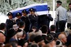 Čestná stráž nese rakev s ostatky Šimona Perese.