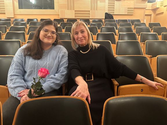 Ředitelka obecně prospěšné společnosti Polovina nebe Daniela Rázková se studentkou Maruškou  Švárovou.