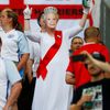 Euro 2016, Anglie-Rusko: anglický fanoušek jako královna Alžběta II.