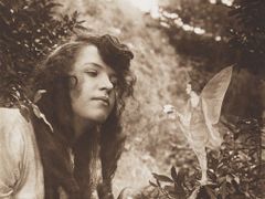 Elsie Wright a Frances Griffiths, Víla podává Iris květiny, 1920