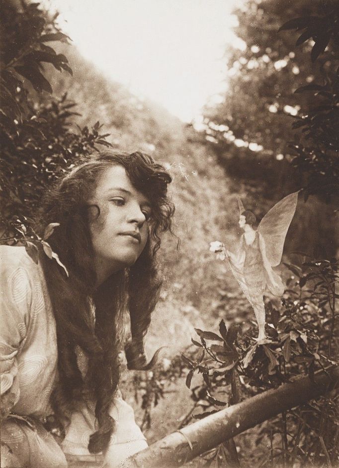 Elsie Wright a Frances Griffiths, Víla podává Iris květiny, 1920