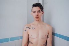 Instagram jako boj proti předsudkům. Transgender umělec odhalil na fotkách své soukromí