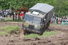 Vojenské auto se vyhýbalo autobusu, skončilo v příkopu