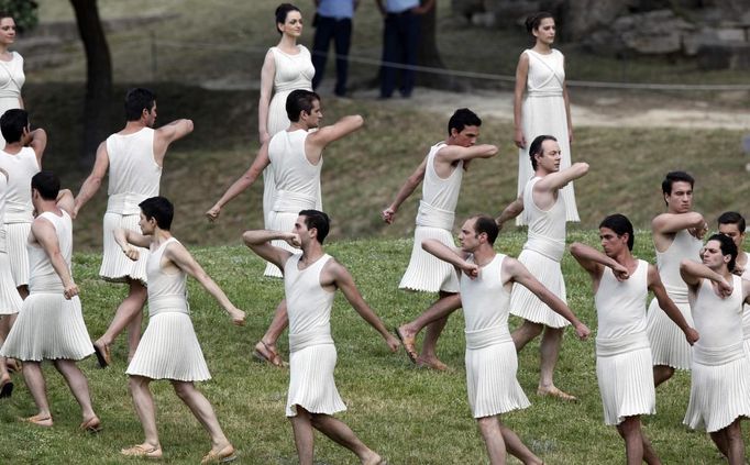 Actors take part in the torch lighting ceremony of the London 2012 Olympic Games at the site of ancient Olympia in Greece May 10, 2012. REUTERS/Mal Langsdon (GREECE - Tags: SPORT OLYMPICS) Published: Kvě. 10, 2012, 10:44 dop.