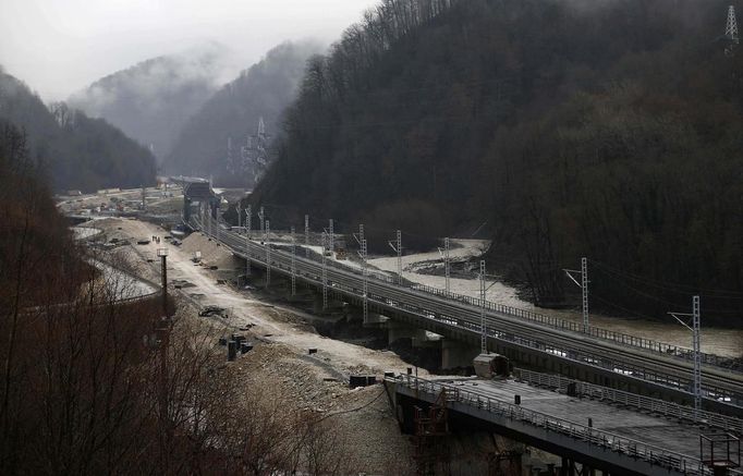 A general view shows the construction site of a bridge for the new highway and rail track connecting Sochi, the host city for the Sochi 2014 Winter Olympics, and the winter sport resort of Krasnaya Polyana, February 18, 2013. Although many complexes and venues in the Black Sea resort of Sochi mostly resemble building sites that are still under construction, there is nothing to suggest any concern over readiness. Construction will be completed by August 2013 according to organizers. The Sochi 2014 Winter Olympics opens on February 7, 2014. REUTERS/Kai Pfaffenbach (RUSSIA - Tags: BUSINESS CONSTRUCTION TRANSPORT ENVIRONMENT SPORT OLYMPICS) Published: Úno. 18, 2013, 7:46 odp.