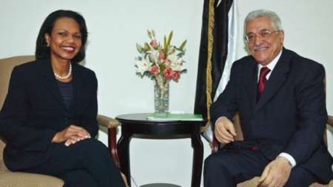 Americká ministryně zahraničí Condoleezza Riceová při setkání s palestinským prezidentem Mahmúdem Abbásem.