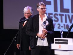 MFF Karlovy Vary zakončení - Jan Svěrák přebírá cenu za film Kuky se vrací