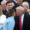 Trump líbá Melanii