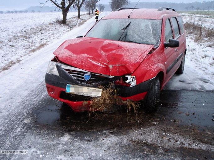 Jedna z četných nehod v Olomouckém kraji zasaženém sněhovou kalamitou. K této havárii došlo u obce Paseka na Olomoucku.