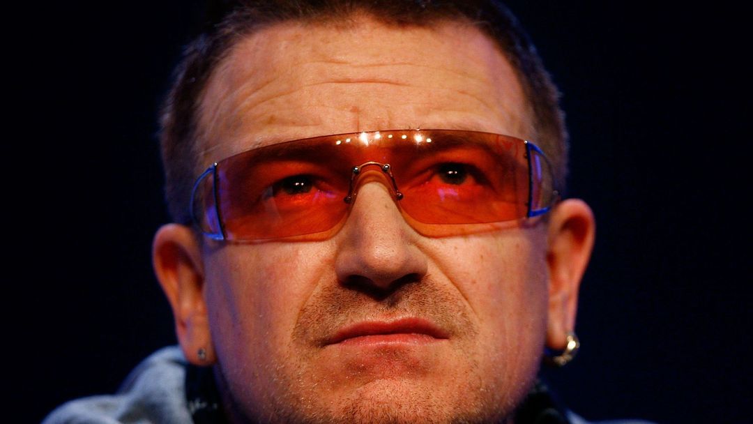 Zpěvák Bonoz U2 se konečně přiznal, proč neustále nosí brýle: trpí zeleným zákalem a barevná skla ho chrání před oslněním, které je pro tuto nemoc typické