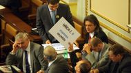 Vesele demonstruje svůj odpor k vládě, když ví, že o své parlamentní židličky nepřijdou.