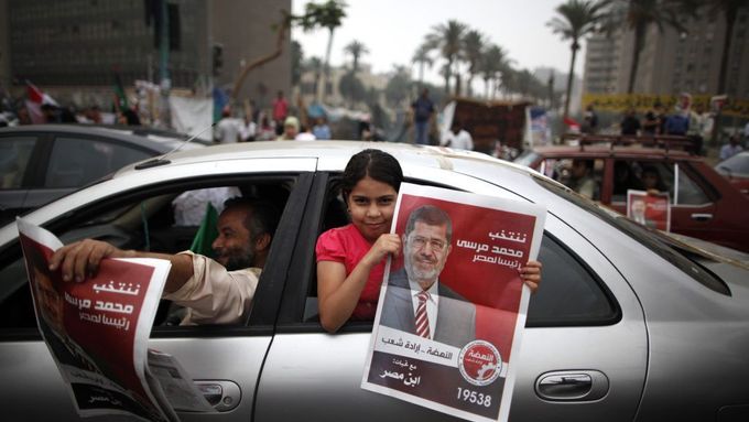 Stoupenci Muhammada Mursího oslavují v Káhiře. Předčasně?