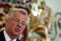 Maďarský prezident po skandálu s opisováním odstoupil