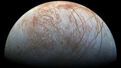 Měsíc Europa, který obíhá kolem planety Jupiter