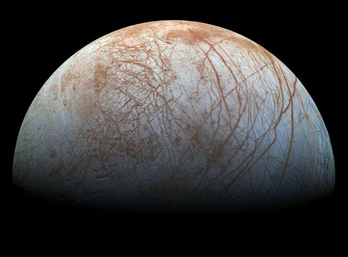 Měsíc Europa, který obíhá kolem planety Jupiter