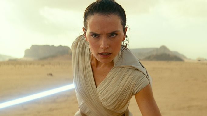 Daisy Ridley již hrála Rey ve třetí trilogii Hvězdných válek z let 2015 až 2019.