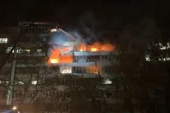 Hrůzyplná noc na Ukrajině. Lidé prchali před ohněm na lanech z prostěradel