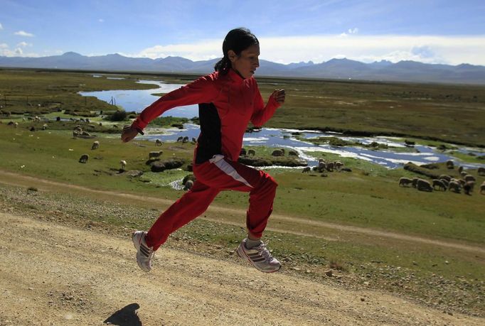 Marathon runner Gladys Tejeda, the first Peruvian athlete who qualified for the 2012 London Olympic Games, runs during her training in the Andean province of Junin May 14, 2012. A private company will take Gladys' mother Marcelina Pucuhuaranga, 69, to London as part of the "Thank you Mom" program. For Pucuhuaranga, who received her first passport, it will be the first time travelling out of Peru. The program will take about 120 mothers of different athletes around the world to attend the games. Tejeda, the youngest of nine children, returned to her hometown to visit her mother and to focus on training where she will run more than 20 km every day in the highlands (over 4,105 meters above sea level). Picture taken May 14, 2012. REUTERS/Pilar Olivares (PERU - Tags: SPORT ATHLETICS OLYMPICS) Published: Kvě. 17, 2012, 7:01 odp.