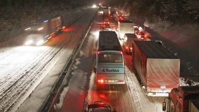Ilustrační fotka z minulého týdne, kdy přívaly sněhu na několik hodin zastavily provoz na dálnici D1.