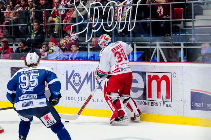 ELH, Třinec: Plzeň: chyba Šimona Hrubce u hrazení, z níž padl gól Plzně