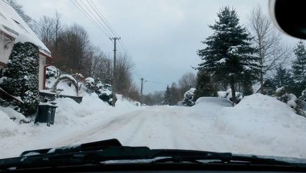 Sněhové království a půlmetrové závěje. Hraniční obec zapadala sněhem