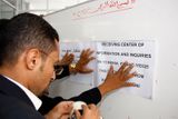 Zaměstnanci mezinárodního letiště v Saná zřizují informační centrum o letu IY 626.