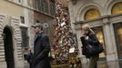 People walk past a Christmas Tree in downtown Rome December 4 , 2012. REUTERS/Tony Gentile (ITALY - Tags: SOCIETY) Published: Pro. 4, 2012, 2:25 odp.