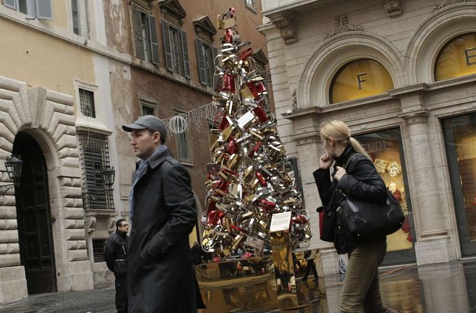 People walk past a Christmas Tree in downtown Rome December 4 , 2012. REUTERS/Tony Gentile (ITALY - Tags: SOCIETY) Published: Pro. 4, 2012, 2:25 odp.