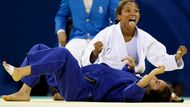 Judo. Holanďanka Deborah Gravenstijnová se raduje z vítězství nad Španělkou Isabelou Fernandezovou.