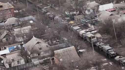 Záběry na ruskou kolonu vojenských vozidel, které pořídilo z vrtulníku ruské letectvo. Lokace neuvedena. Reprofoto ze sociálních sítí. 2. března 2022