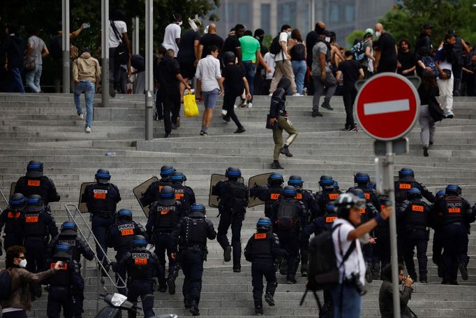 Protest ve Francii po smrti 17letého Nahela.