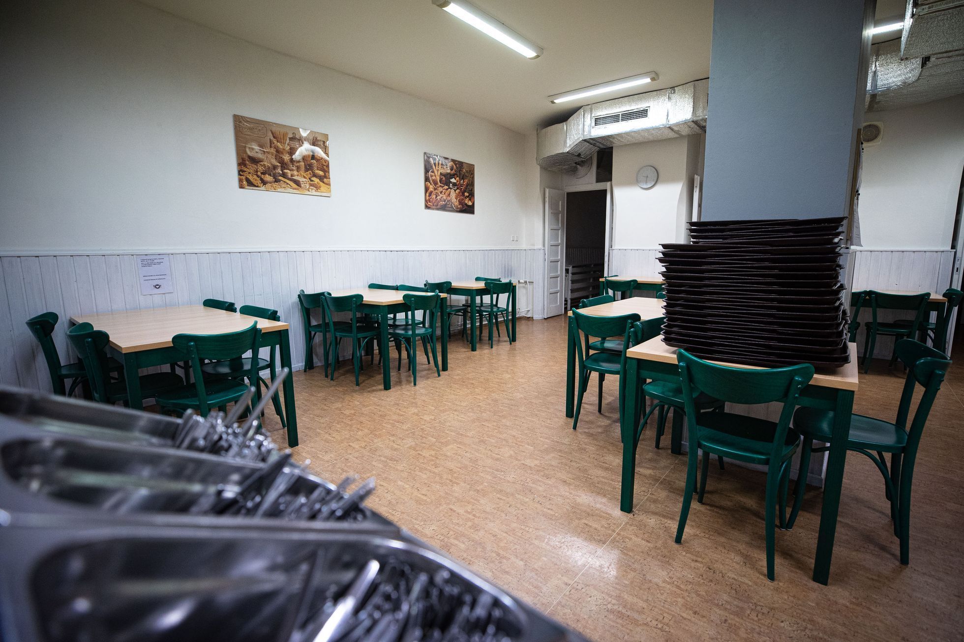 Stávka odborů - kuchařky v jídelně v Truhlářské ulici v Praze - Školní jídelna - Gymnázium Jiřího Gutha-Jarkovského