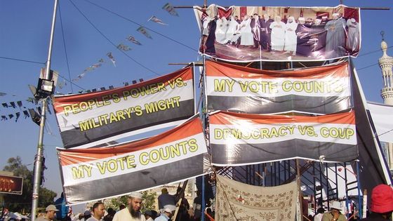 Foto z epicentra protestů. Tady Egypťané bojují za Mursího