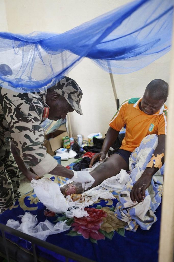 ATTENTION EDITORS - VISUALS COVERAGE OF SCENES OF DEATH AND INJURY A Malian soldier wounded at the frontline receives medical treatment at a military clinic in Kati January 27, 2013. French and Malian troops were on Sunday restoring government control over the fabled Saharan trading town of Timbuktu, the latest gain in a fast-moving French-led offensive against al Qaeda-allied fighters occupying northern Mali. REUTERS/Malin Palm (MALI - Tags: MILITARY CONFLICT POLITICS HEALTH) TEMPLATE OUT Published: Led. 27, 2013, 4:37 odp.