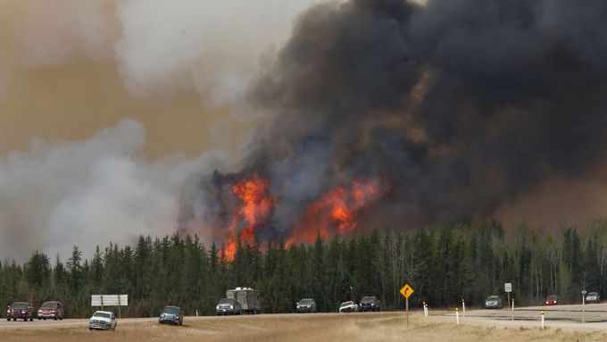 Lesní požár severně od Fort McMurray v kanadské Albertě.