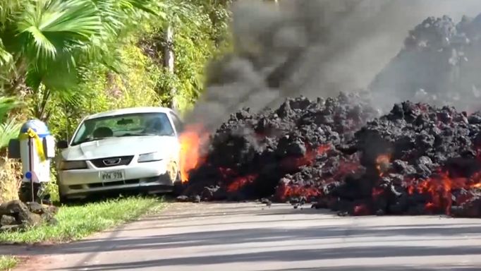 Láva z havajské sopky Kilauea dotekla až k autu. To začalo hořet