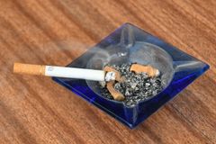 Novozélandská vláda chce zrušit přísný protikuřácký zákon. Lékaři jsou tím zděšení