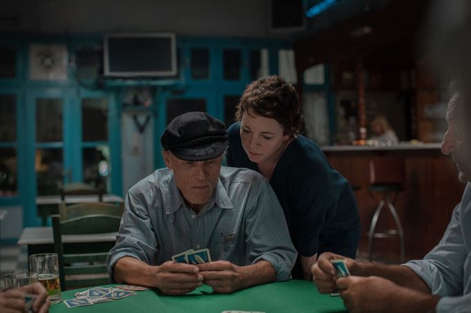 Ed Harris jako Lyle a Olivia Colmanová coby Leda.