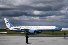 Trump představil nový vzhled prezidentských letounů, Air Force One změní barvu
