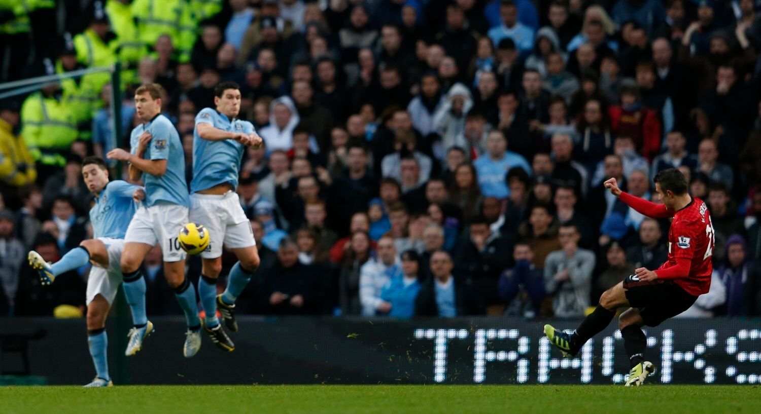 Manchester City - Manchester United: Robin van Persie dává vítězný gól