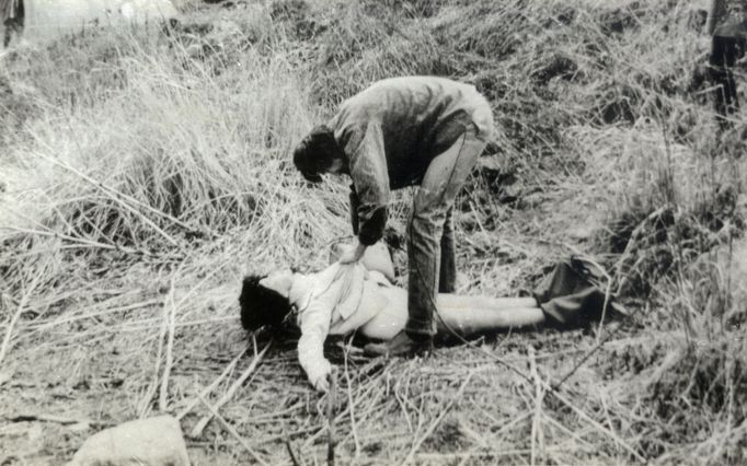 Záběr z policejní rekonstrukce jedné z vražd žen, 10.8. 1983.